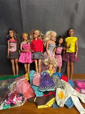 Mega Lot of 7 Barbie 1966 ad 2015 and 100 accessoires